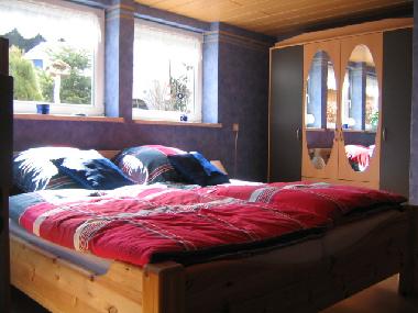 massives Doppelbett mit Nachttisch, Lampen und Schrank