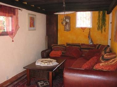 das kuschelige Wohnzimmer mit Riesencouch und TV