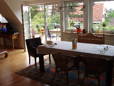 Wohnzimmer in der oberen Wohnung mit Balkon