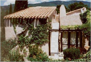 Ansicht von Sden, im Hintergrund der Mont Ventoux
