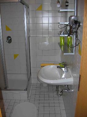 Dusche / WC mit Fn und reichlich Abstellflchen