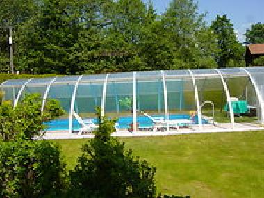 berdachter Pool im eigenen Garten