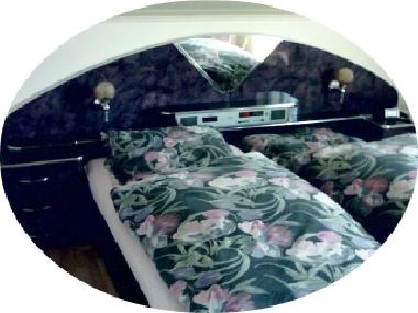 Schlafzimmer 1 mit Doppelbett