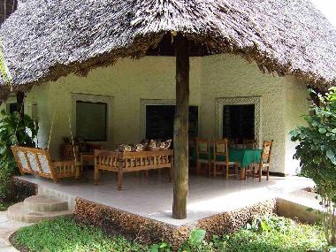 Gro�e Au�enterrasse mit Sitzecke und Esstisch