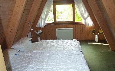 Schlafzimmer mit einem Doppelbett