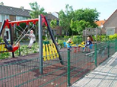 Kinderspielplatz aus 100 m Entfernung