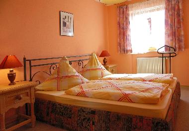 Schlafzimmer - Doppelbett  mit Federkernmatrazen und Latenrosten