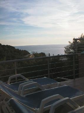 Sonnenliegen am Pool