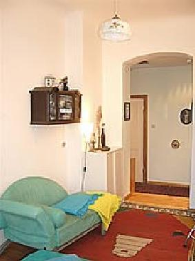 das Wohn-Schlafzimmer mit ligne-roset-Liege