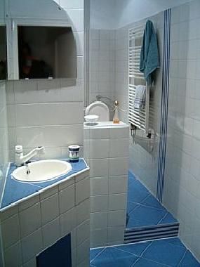 das moderne Bad mit Badewanne und Fenster