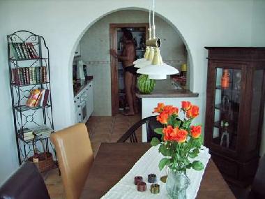 Blick vom Esstisch in die Kche mit Topausstattung