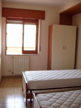 Schlafzimmer mit zwei Betten