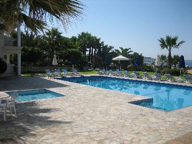 Der Swimmingpool der kleinen Anlage am Meer