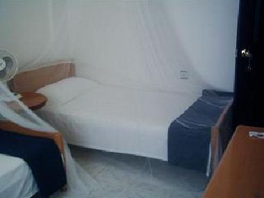 Schlafzimmer mit zwei Betten und Balkon