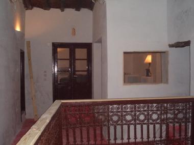 Galerie am erten Stack mit bmick an das Wohnzimmer