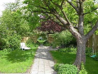 der Kirschgarten: grosser schoener Garten mit Terrassen