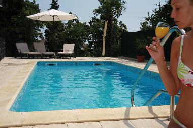 Spa-Bereich mit Outdoor-Pool und Sonnenterrasse