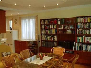 Wohnzimmer mit Essbereich, Bibliothek