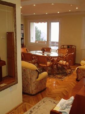 Wohnzimmer, T�r auf S�dbalkon