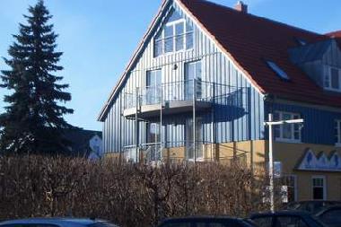 Der obere Balkon und das Fenster ganz oben im Giebel geh�ren zu