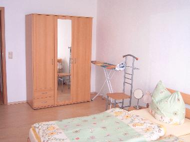 Schlafzimmer ( Laminat, B�gelstation, Kleiderdiener )
