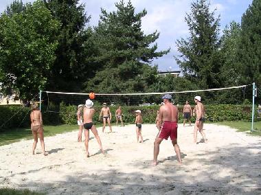 Gro� und Klein beim Beachvolleyball