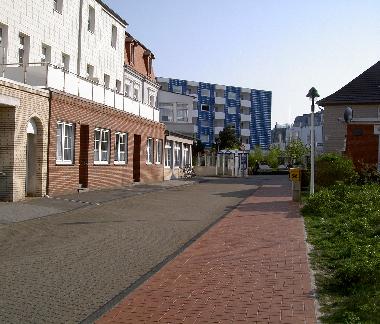 Auenansicht sep. Eingang links rote Ziegel mit Fenster links