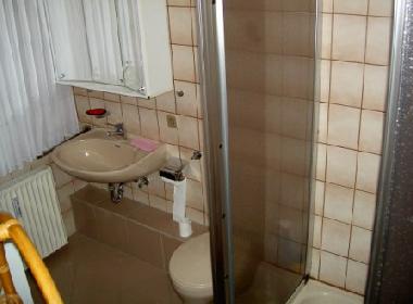 Bad mit Dusche und WC