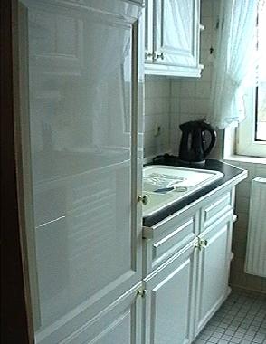 K�che mit Fenster und Blick zur Ostsee