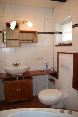 modernes Bad mit Fussbodenheizung und Whirlpool