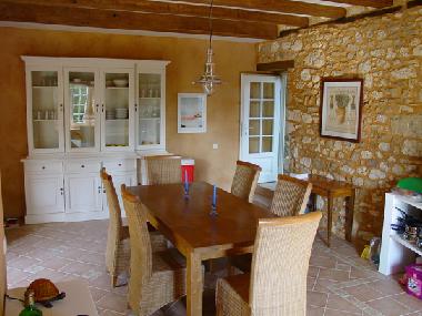 Essplatz mit rustikalem Esstisch mit Platz fuer bis zu 8 Personen