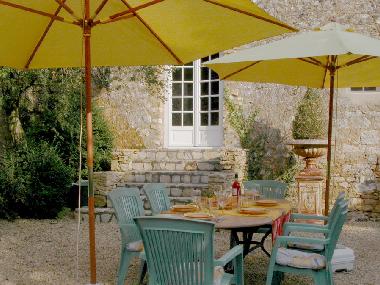 hintere Terrasse mit sep. Liegewiese