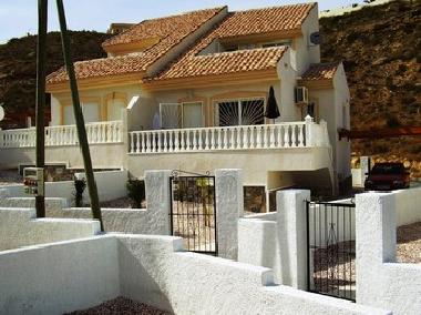 Dies ist das Ferienhaus mit Carport.