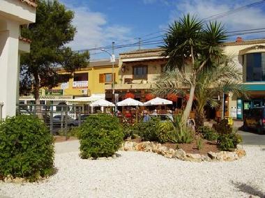 Die Stadt Quesada hat viele Restaurants und Strassencafes.