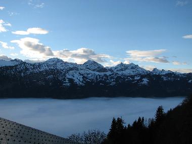 Nebelmeer ueber dem Thuner See