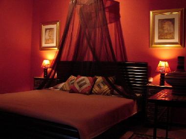 Hauptschlafzimmer mit Doppelbett und En-Suite-Bad