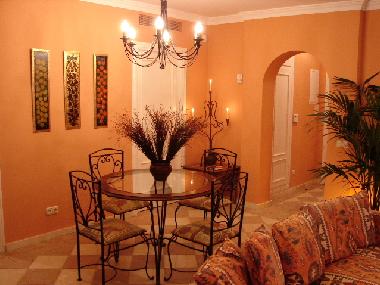 grosser Essbereich im Wohnzimmer