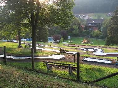 Im Sommer locken Minigolfplatz und Freibad