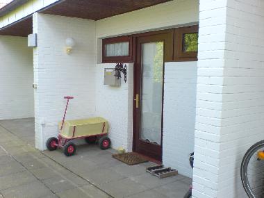 Eingangsbereich mit Bollerwagen (zur Wohnung gehrend)