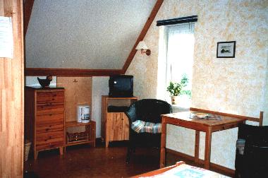 Ferienzimmer gemtliche Sitzecke mit Tv, Kaffeemaschine und natrlich auch eigenem Geschirr
