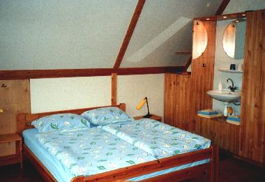 Schlafbereich eines unserer Wohnschalfzimmer mit Waschbecken