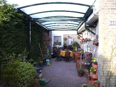 Glasberdachte Frhstckterasse