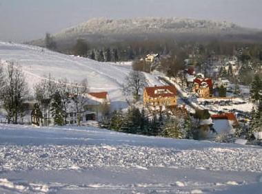 Winteransicht - die Loipe beginnt direkt am Haus