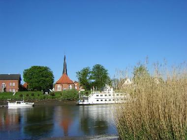 Blick von der Oste Richtung Oberndorf und Restaurantschiff