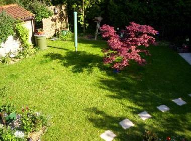 Blick vom Balkon in den Garten