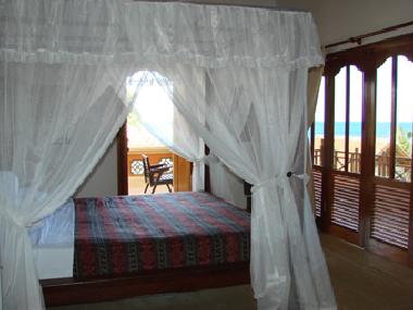 Das Schlafzimmer des Haupthauses hat einen sch�nen Blick aufs Meer und Strand.