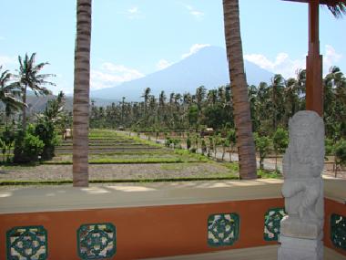 Balkon Blick auf den Gunung Agung, dem heiligen und h�chsten Berg von Bali.