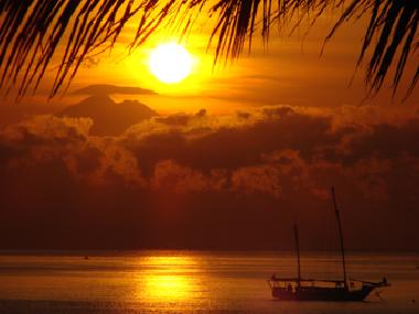 Blick vom Balkon: Sonnenaufgang. In der Ferne der Vulkan Rinjani auf der nahe gelegenen Insel Lombok