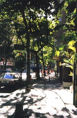 vorm Haus - ruhige Seitenstra�e