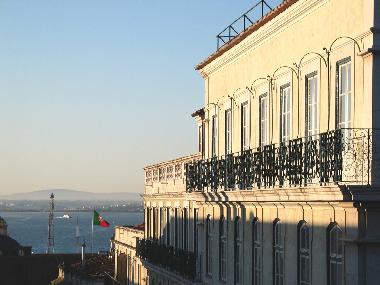 Fassade und Flussansicht von der Wohnung